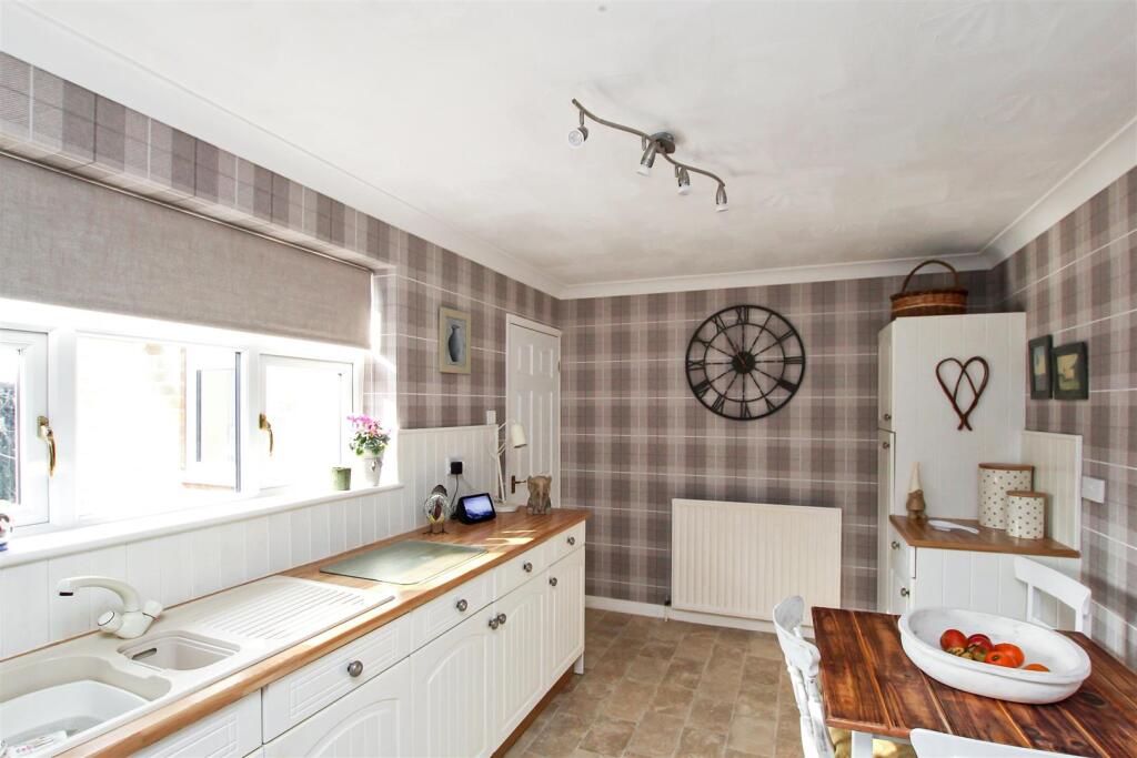 Kitchen -b.JPG