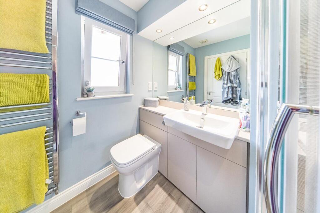 11 Atherton DRive en suite.jpg