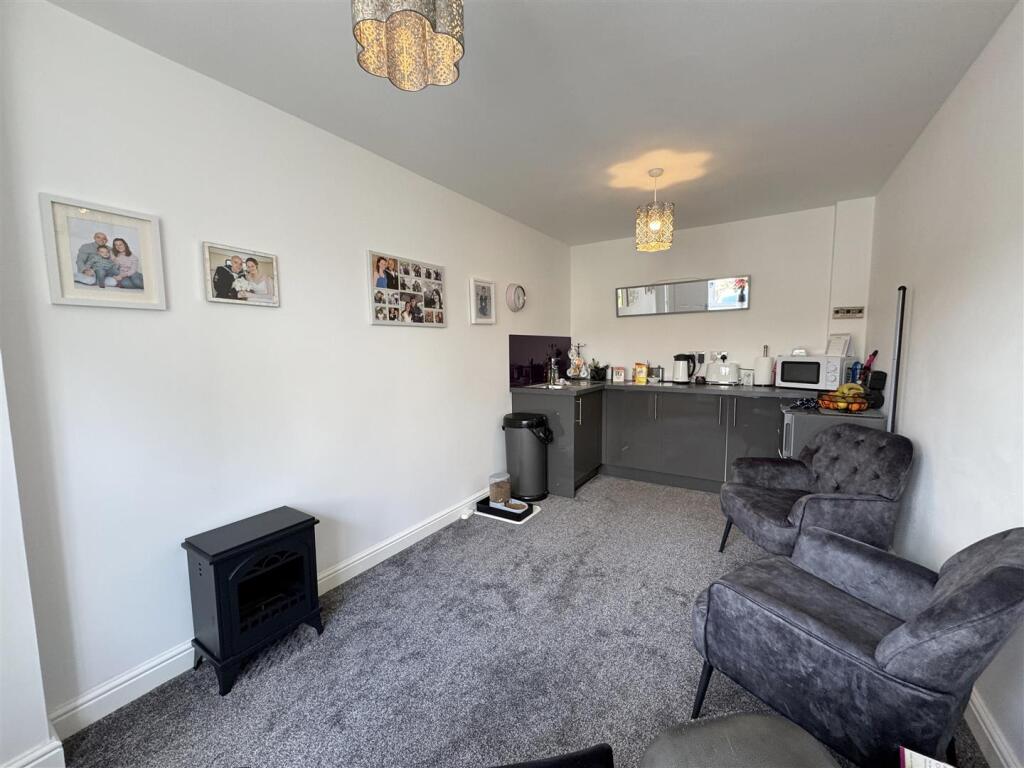 Guest Room/Bedroom 4