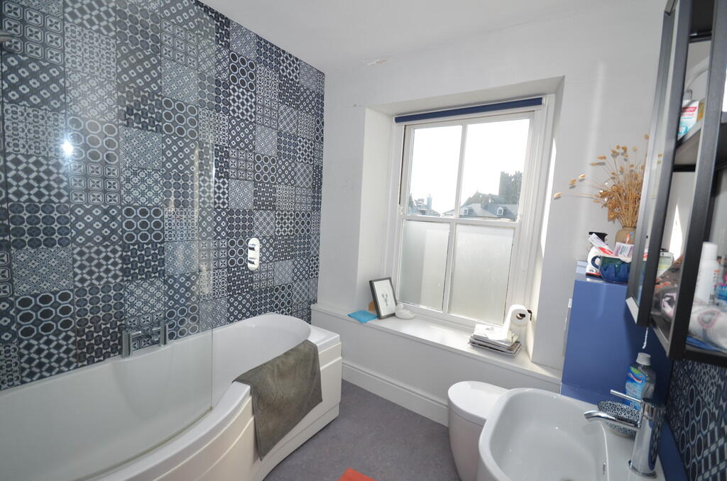 top floor bathroo...