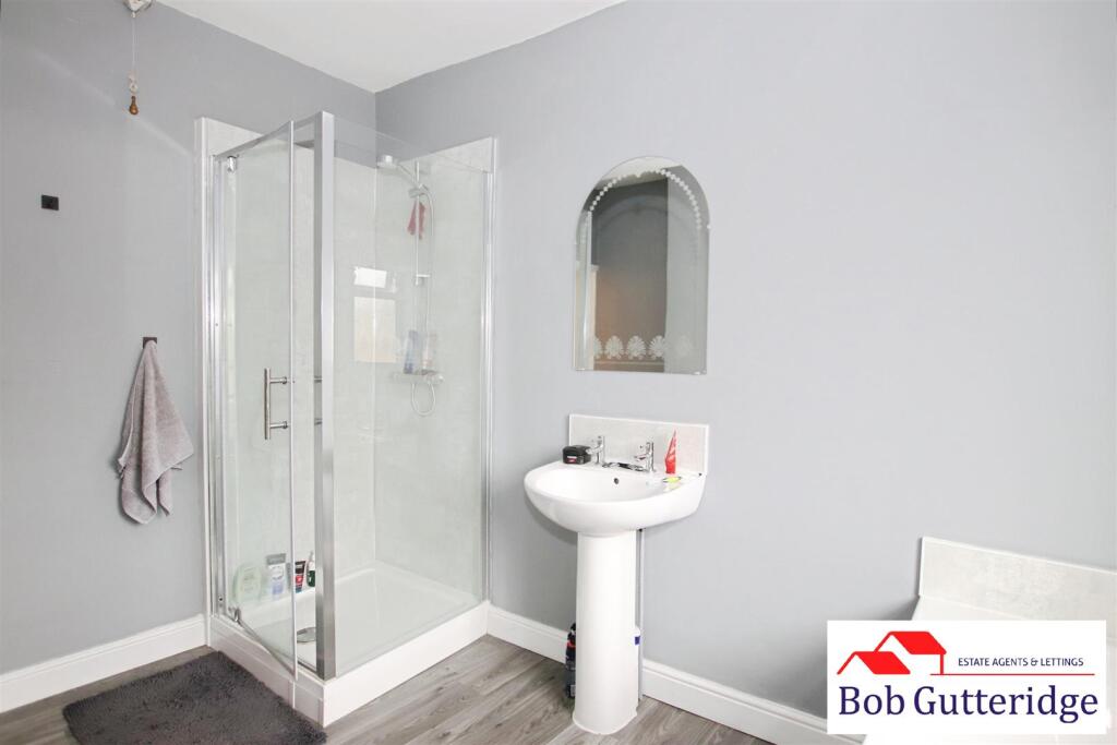 FIRST FLOOR FOUR PIECE BATHROOM