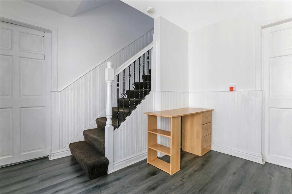 Entrance Hallway (2)