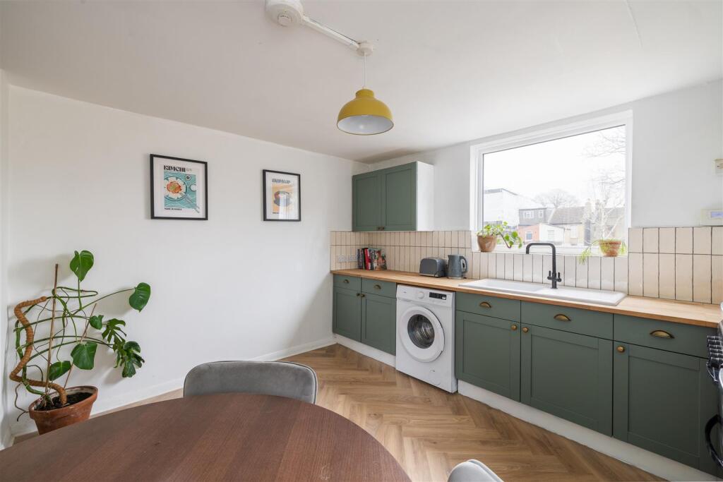 Latimer Road E7