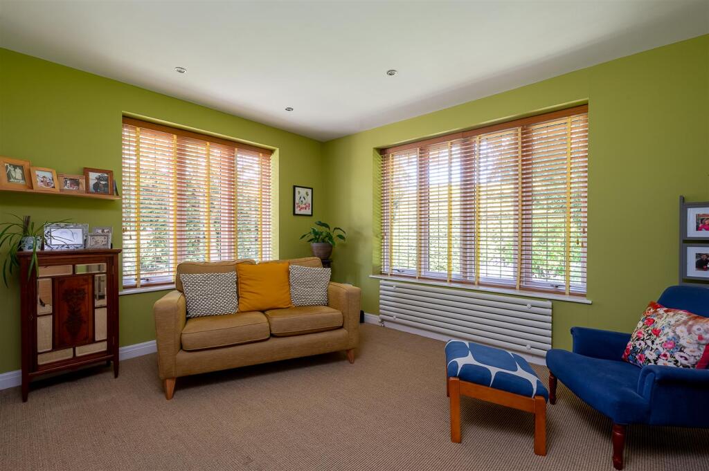 STUDY / SIXTH BEDROOM