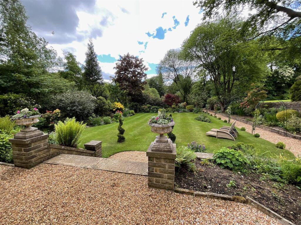 Enclosed Courtyard &amp; Grounds