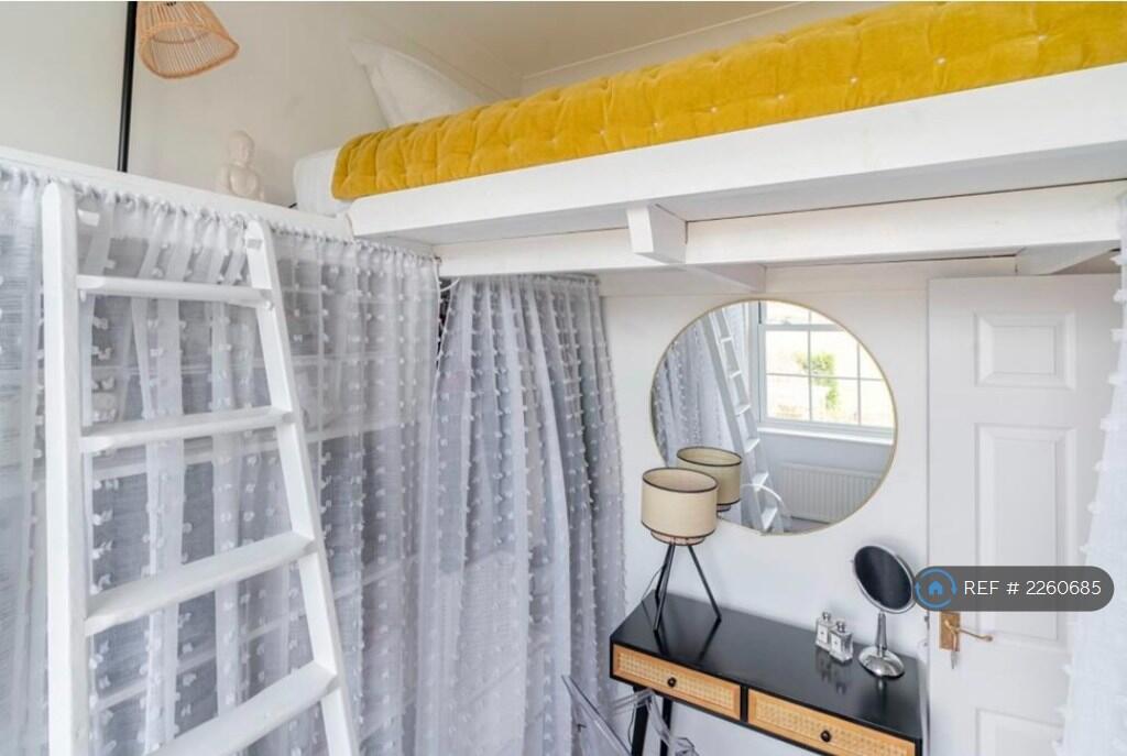 Bedroom 2 With Single Bed + Mezzanine Snug 