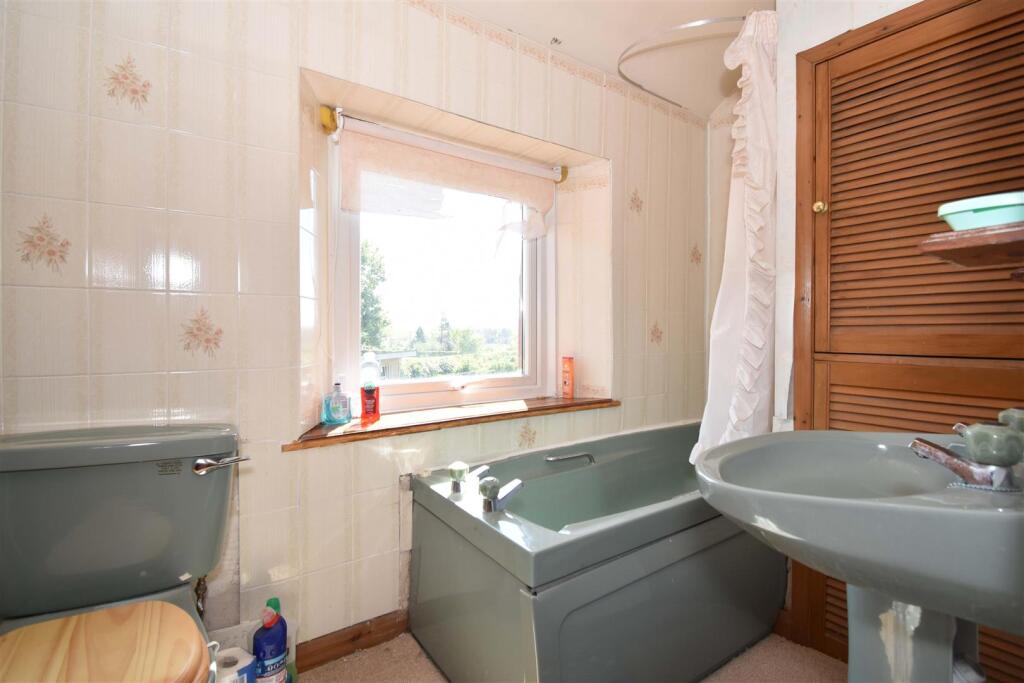 Bathroom T202511031159.jpg