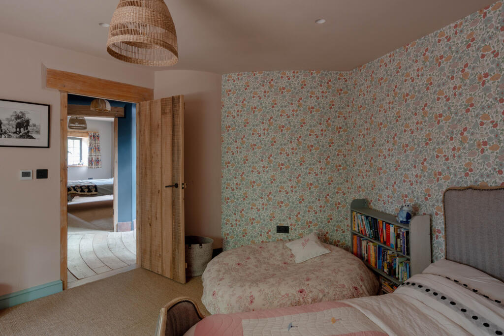 298402 - The Roundhouse, Park Lane, Old Knebwor...