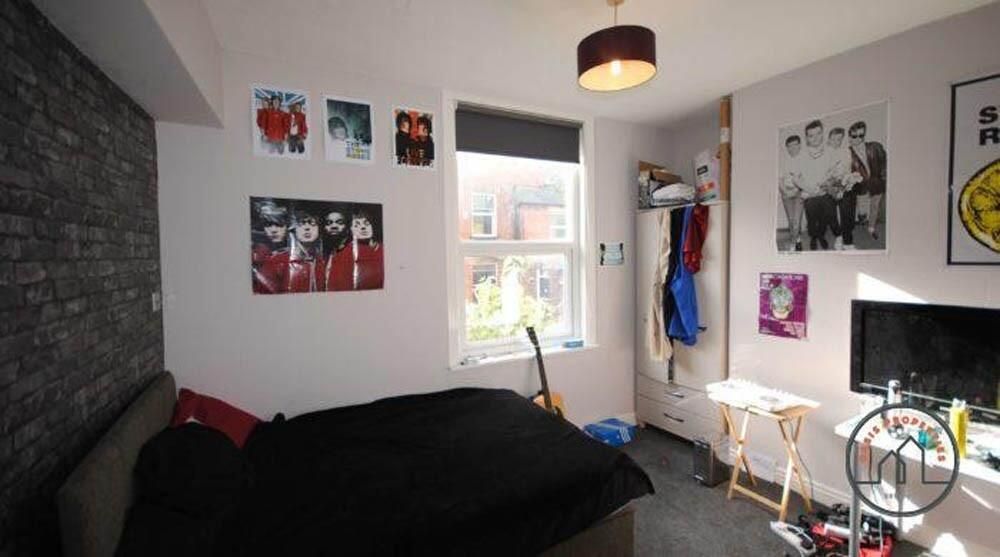 A cozy double bedroom featuring a comfortable b...