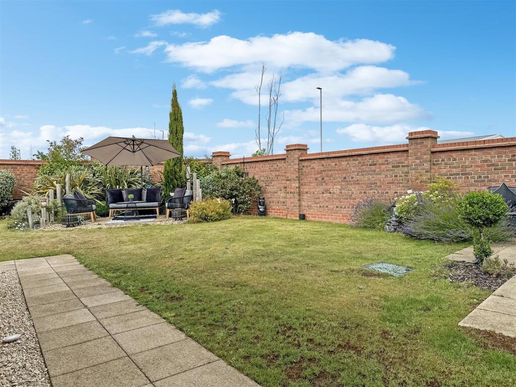 Lovely Walled Rear Garden 646