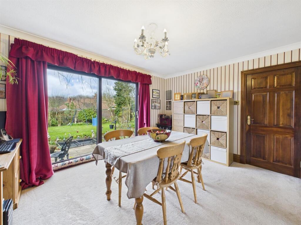 Dining room: