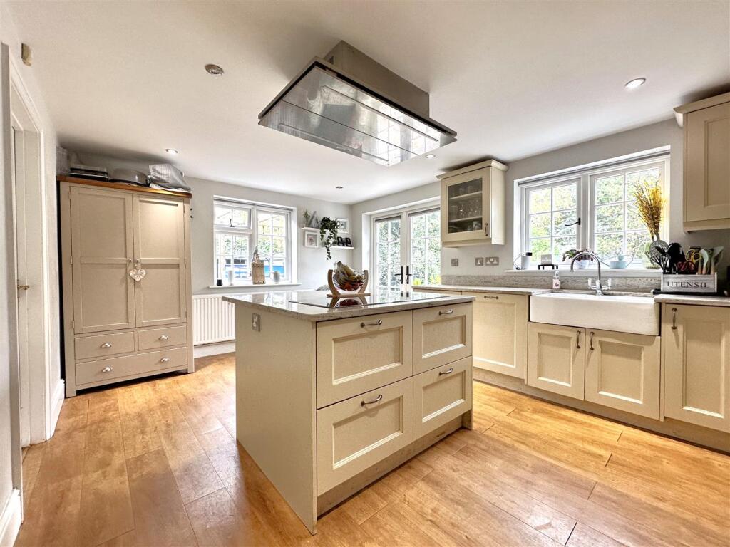 Modern Kitchen With Island &amp; French Doors 043