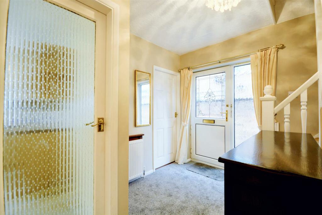 SIDE ENTRANCE HALLWAY
