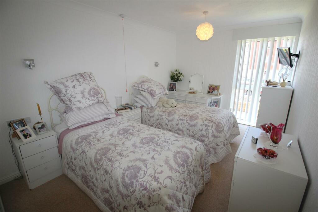 Lystra Court, 17 - Bedroom One 1.JPG