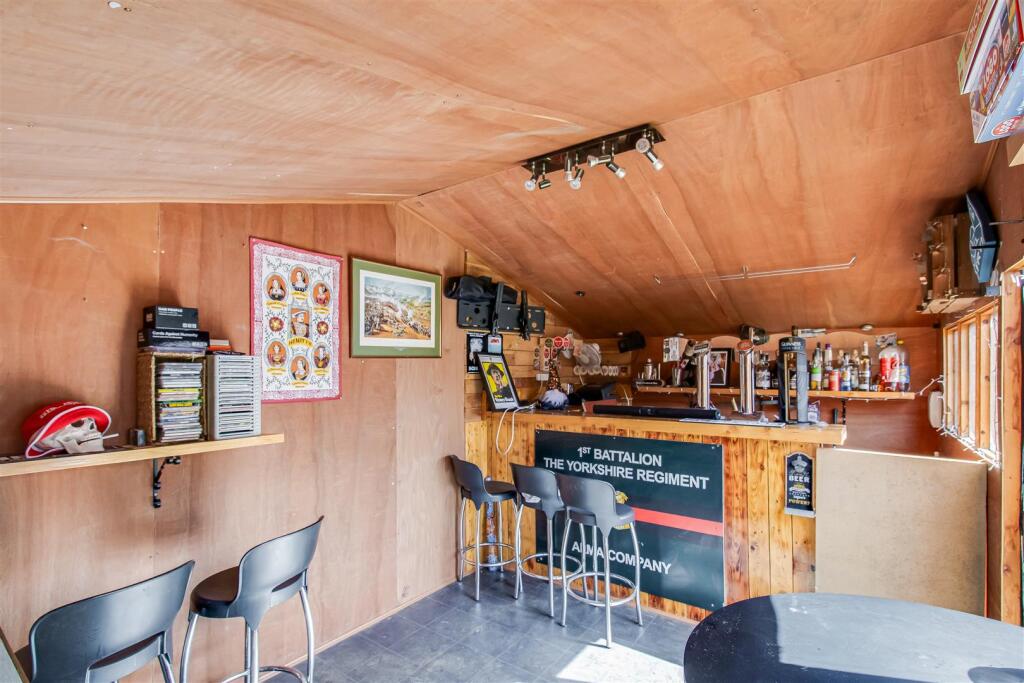 22 Brooklands Road, Bar (1).jpg