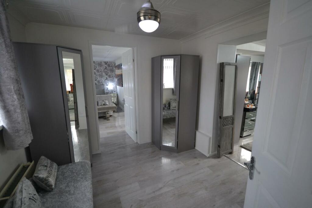OPEN PLAN DRESSING AREA