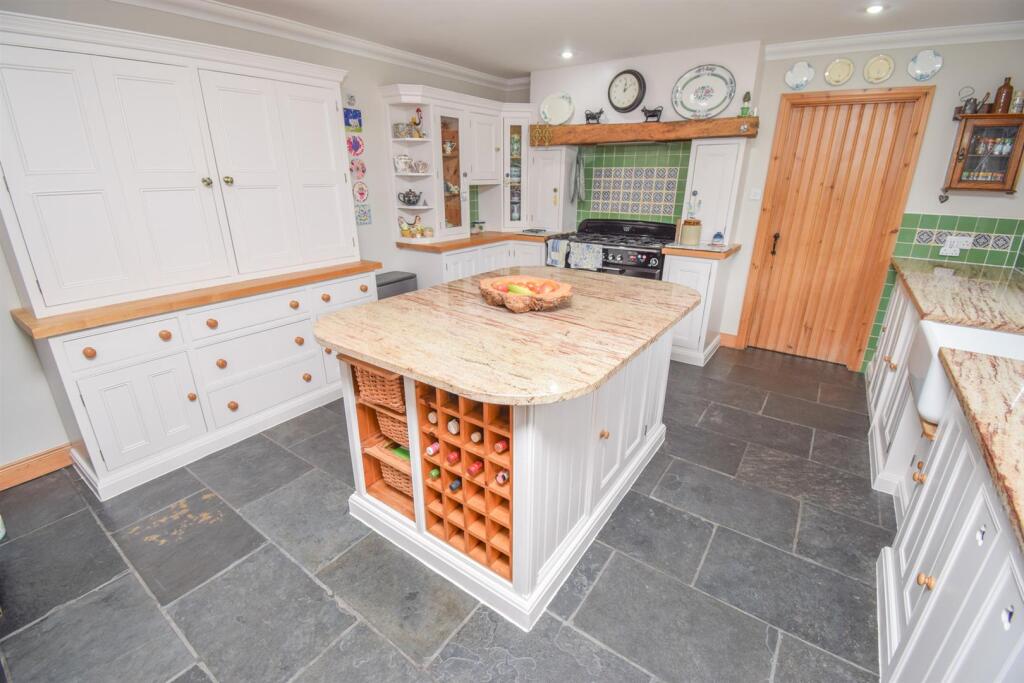 KITCHEN-BREAKFAST ROOM