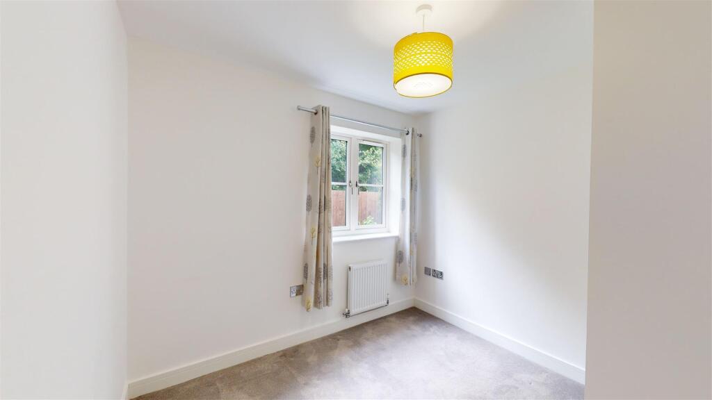 28 Drapers Rise Bed2.jpg