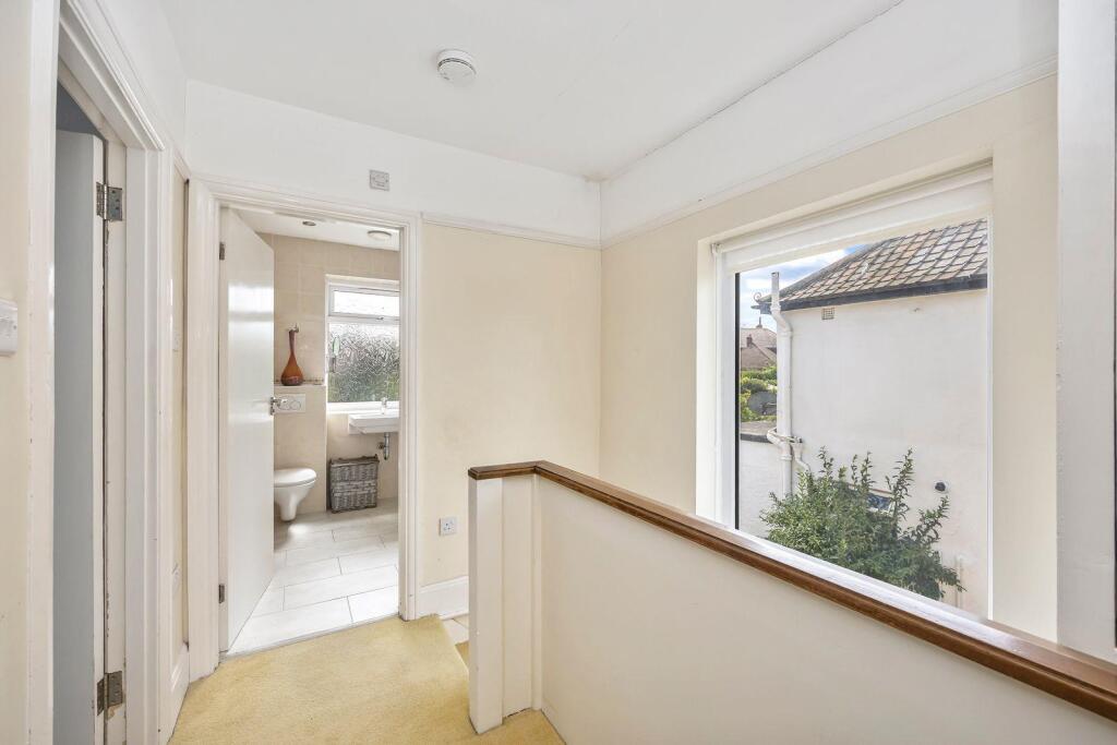 Applesham Avenue 25 LANDING.jpeg