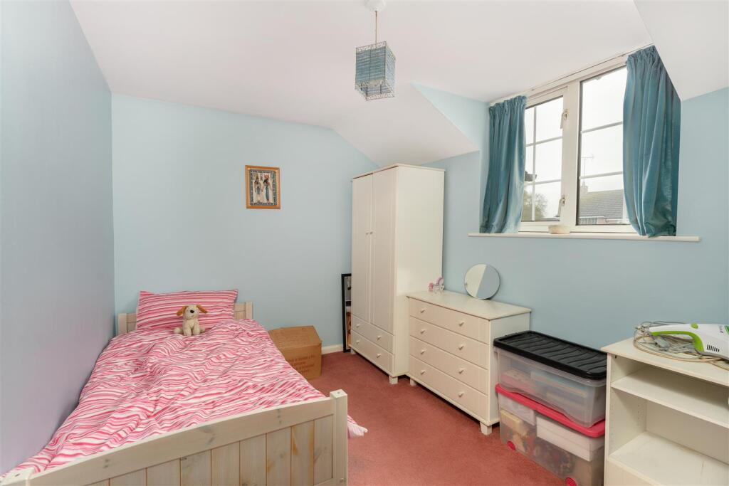 6 Gulliver's Close, Horley-32.jpg