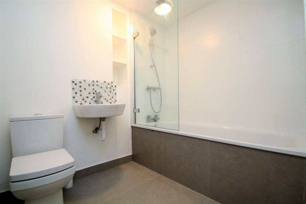 Bathroom 2.JPG
