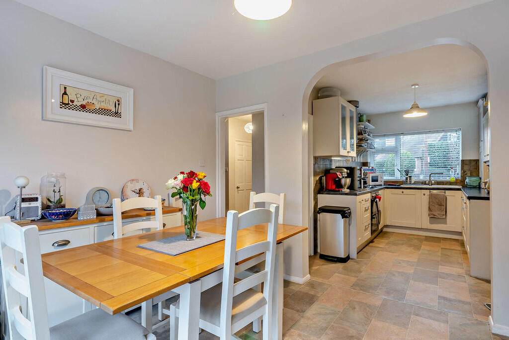 8635752-interior1...