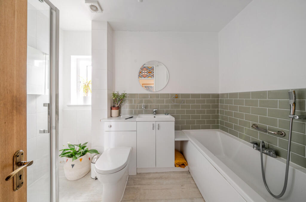 1296841-9-682f16c...