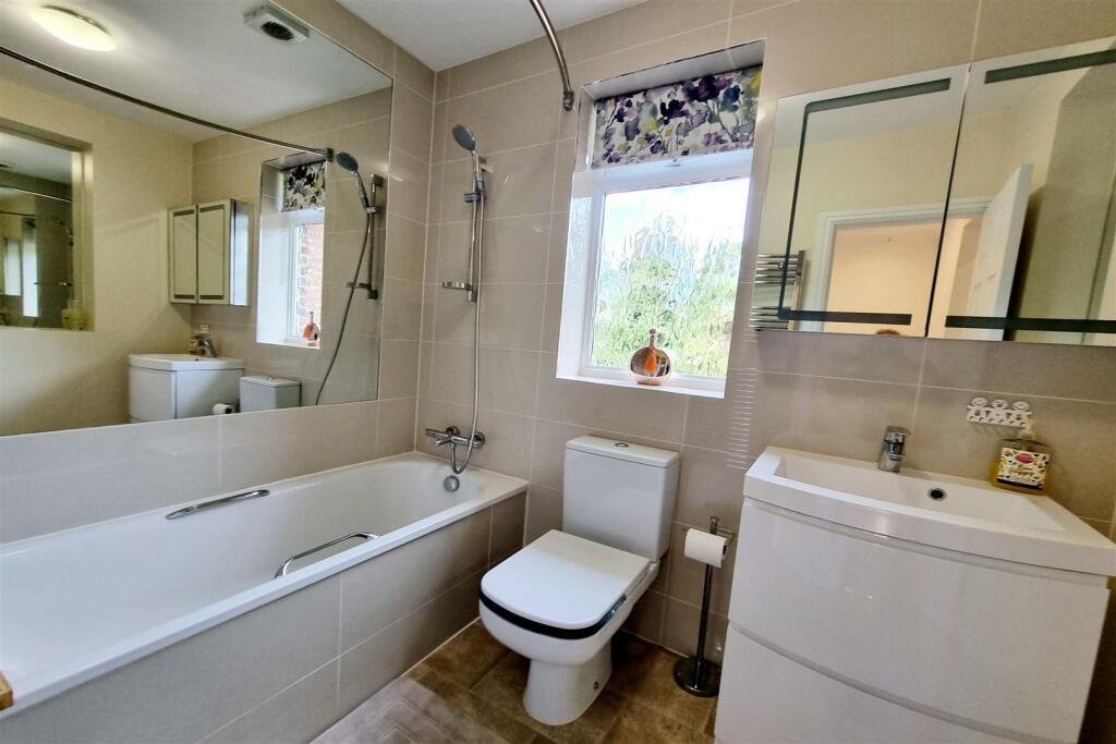 FAMILY BATHROOM: