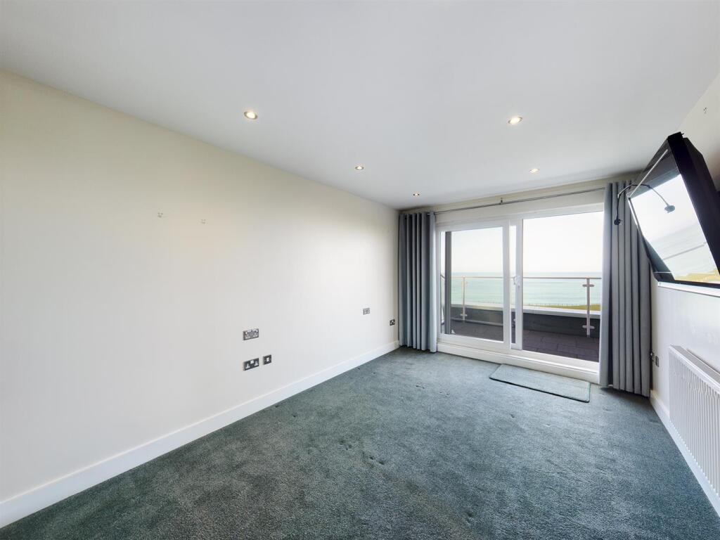 15 Whitewater Apartments Bedroom 1