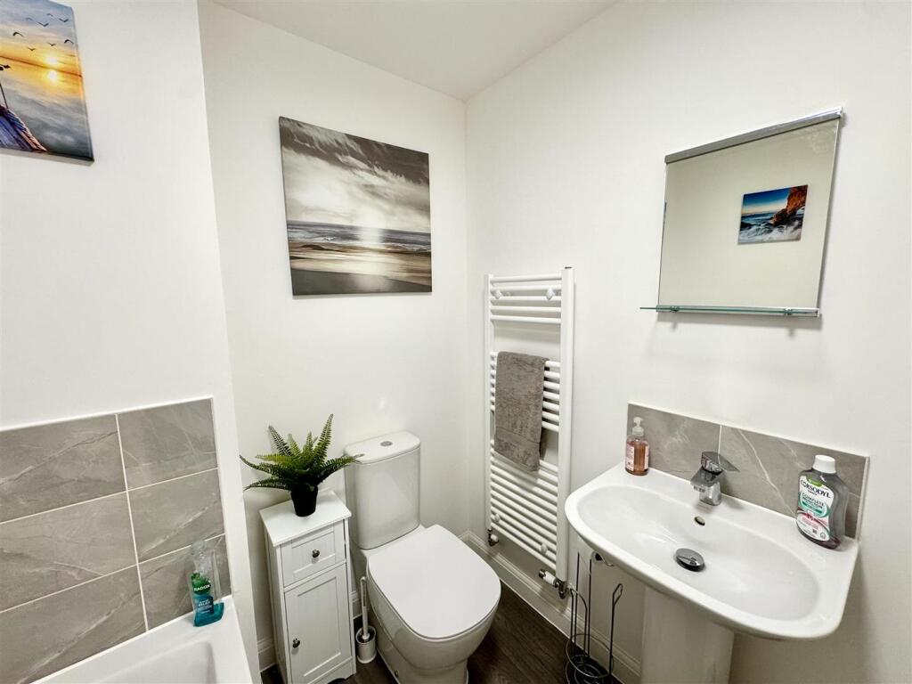 FAMILY BATHROOM