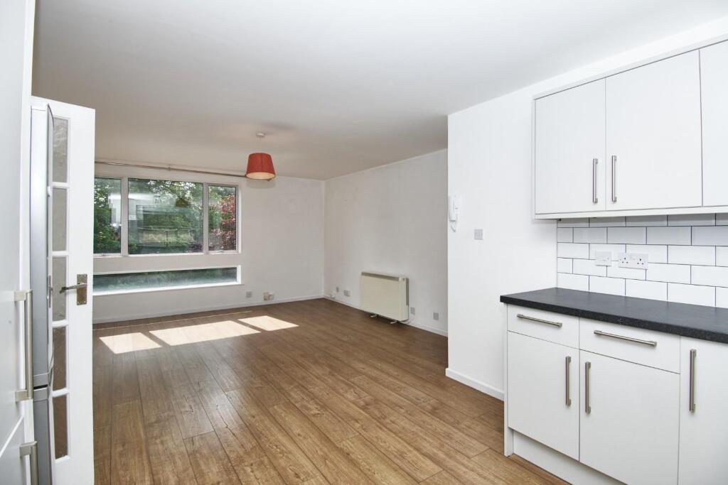 Living room pic 3.jpg