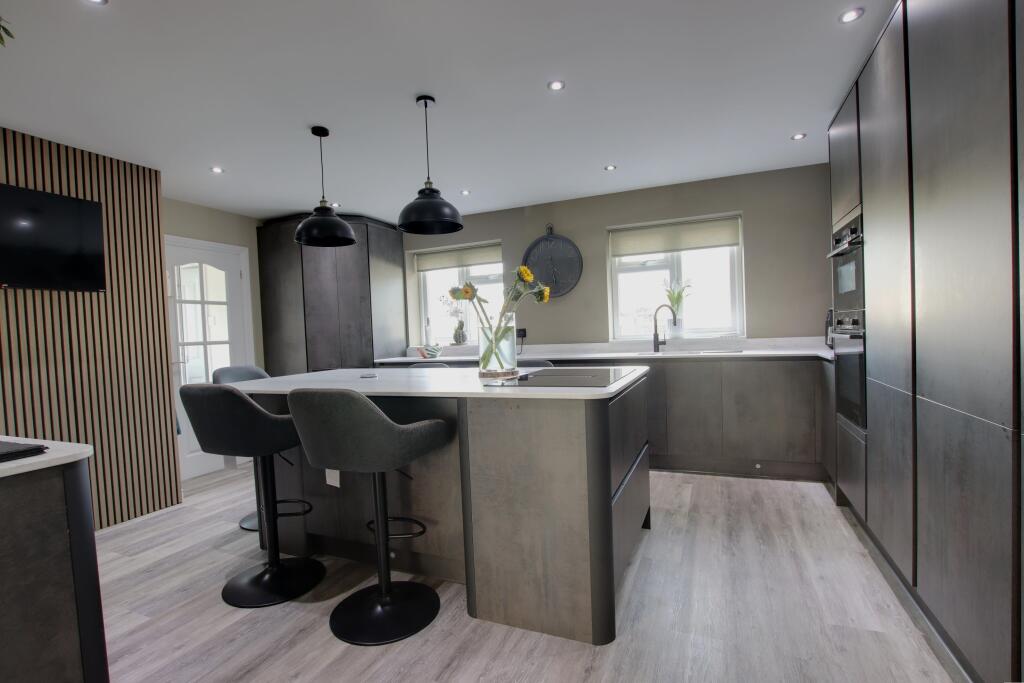 KITCHEN/BREAKFAST ROOM