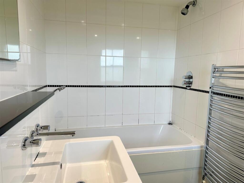 Bathroom 2.jpg