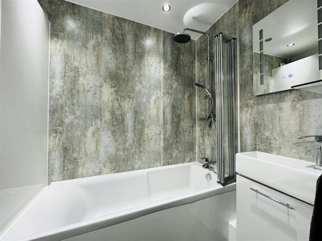 bathroom 2.jpg