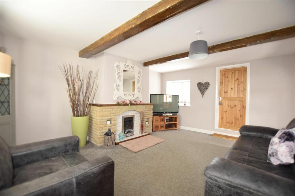 OPEN-PLAN LIVING DINING ROOM
