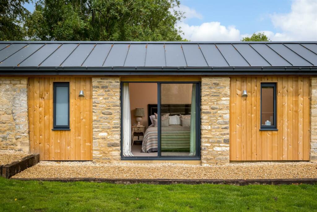 26 - The Stables - GL7 5DY - Web.jpg