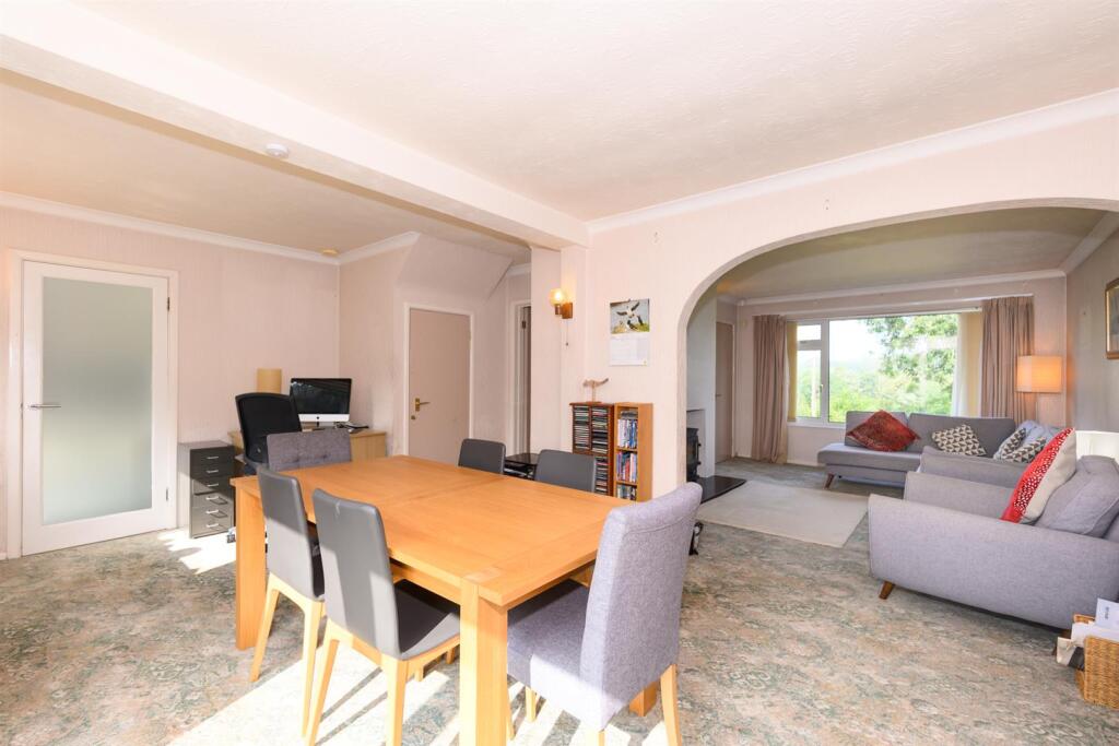 LOUNGE / DINING ROOM