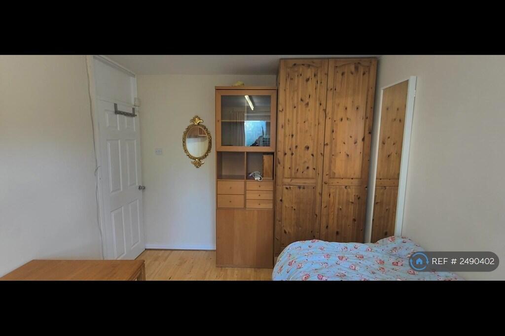 Large Single Bedroom