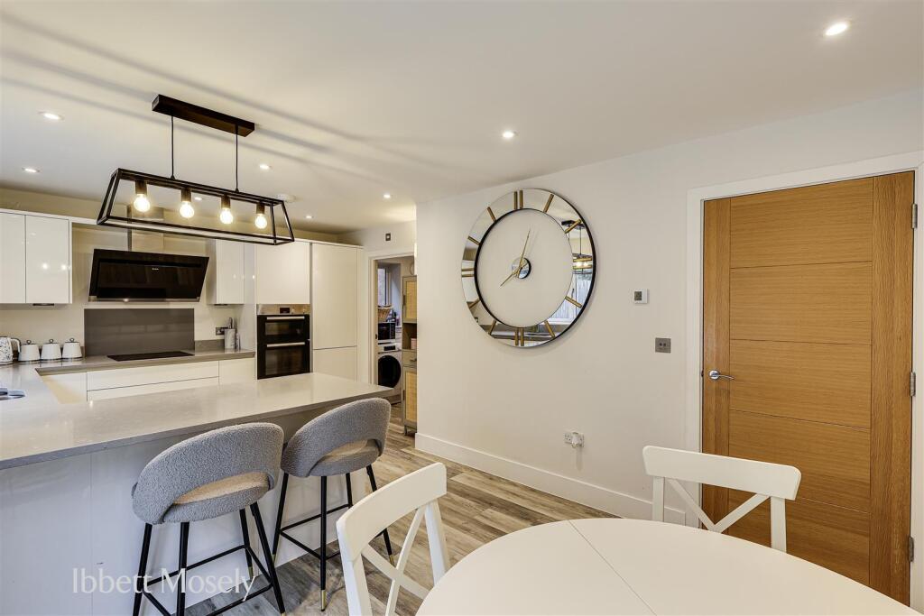 17 Kitchen Breakfast Room.jpg