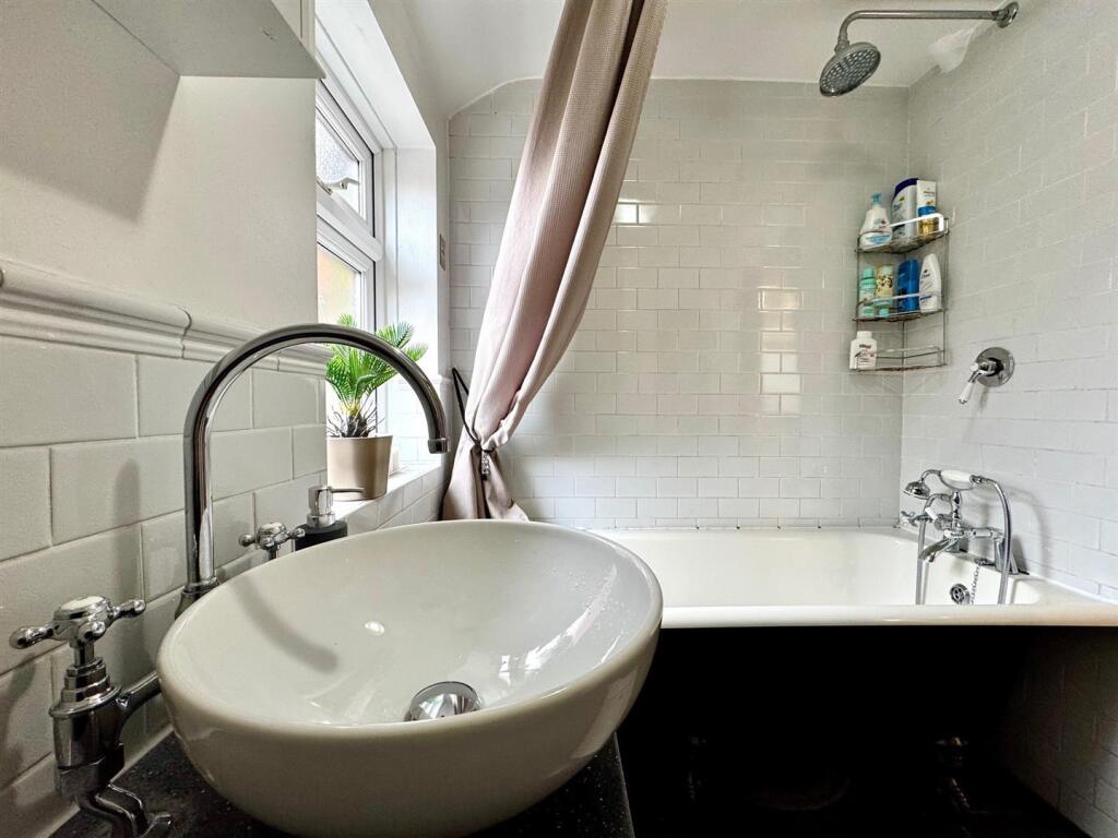 Bathroom 1.jpg
