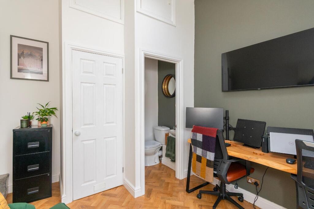 4M1RKE - Office A.jpg