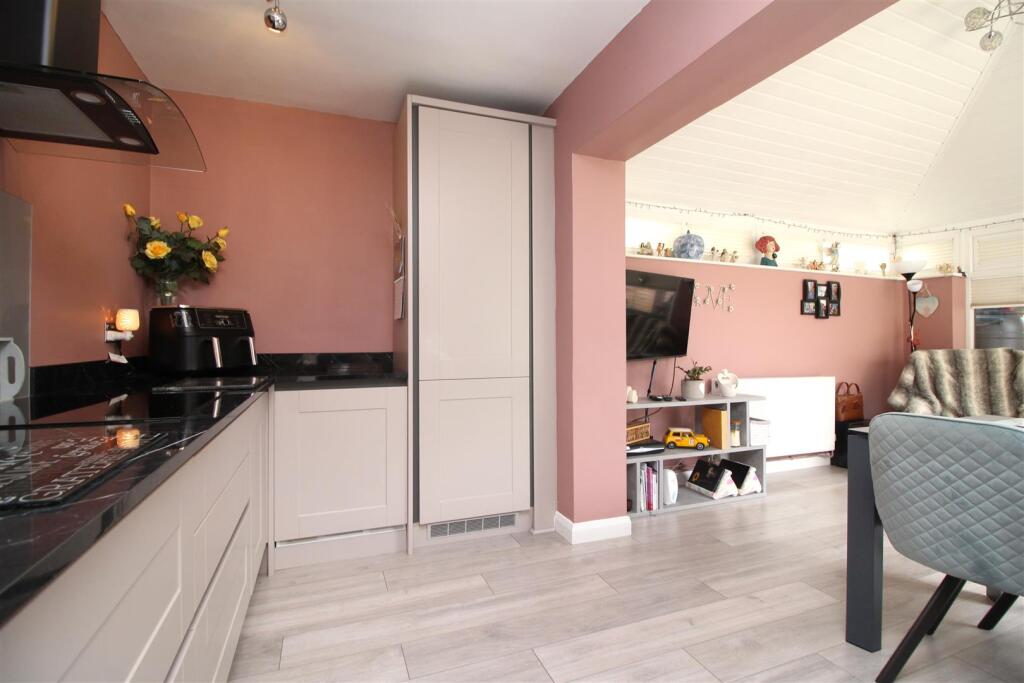 kitchen family room .JPG