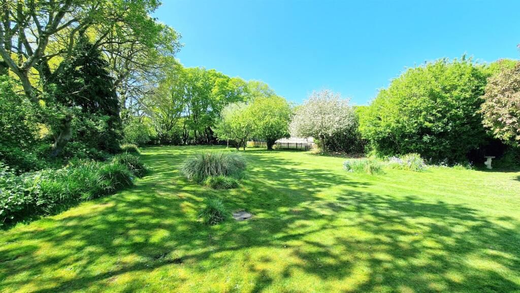 GARDEN 2.jpg