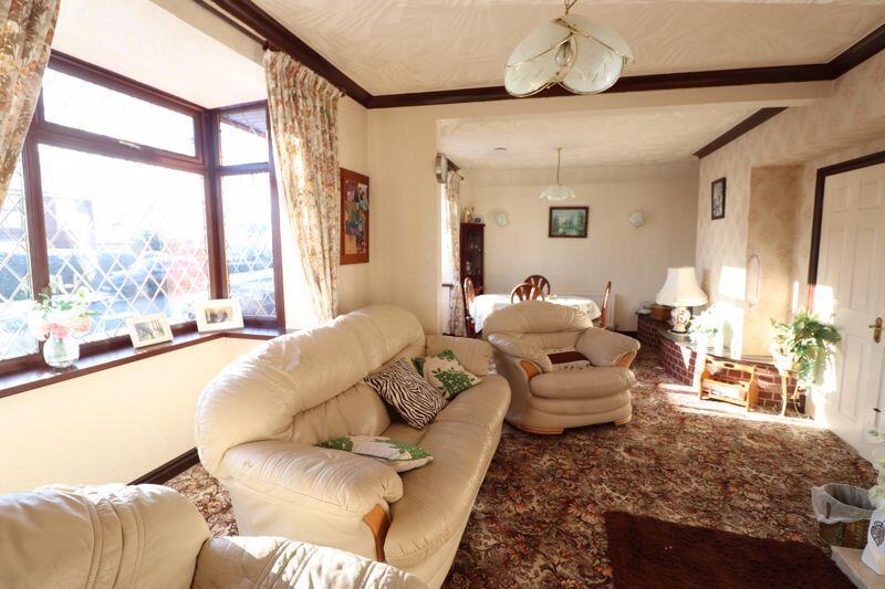 THROUGH LOUNGE/DINER