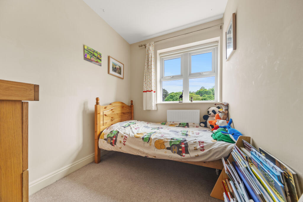 3rd single bedroom (2nd floor)