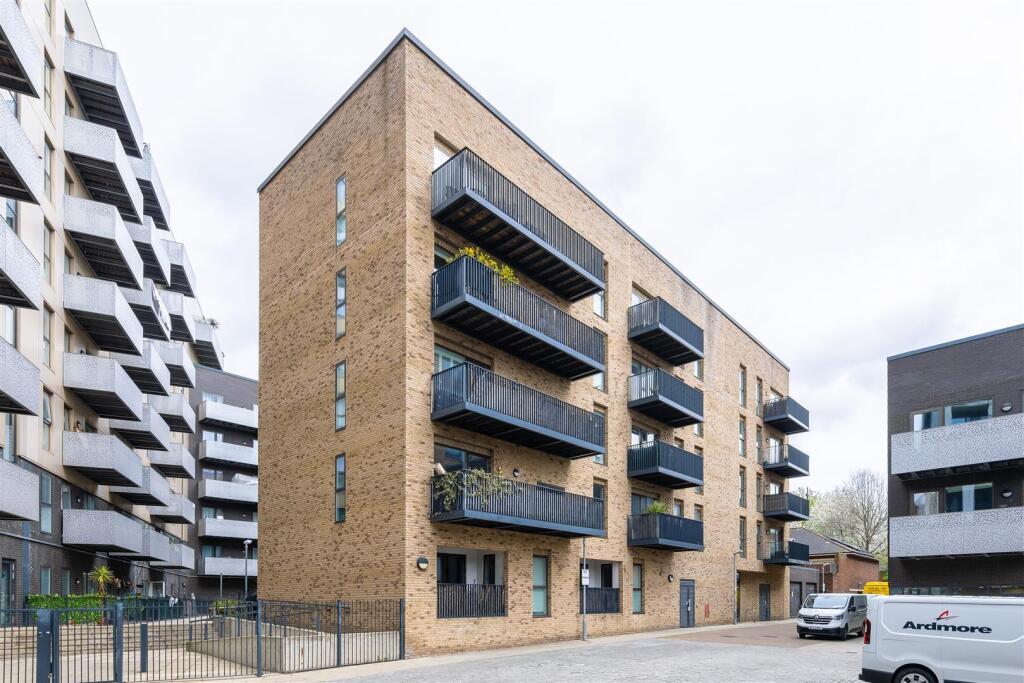 Atkins Square E8