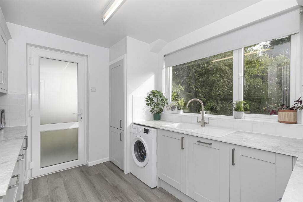 Kitchen b.jpg
