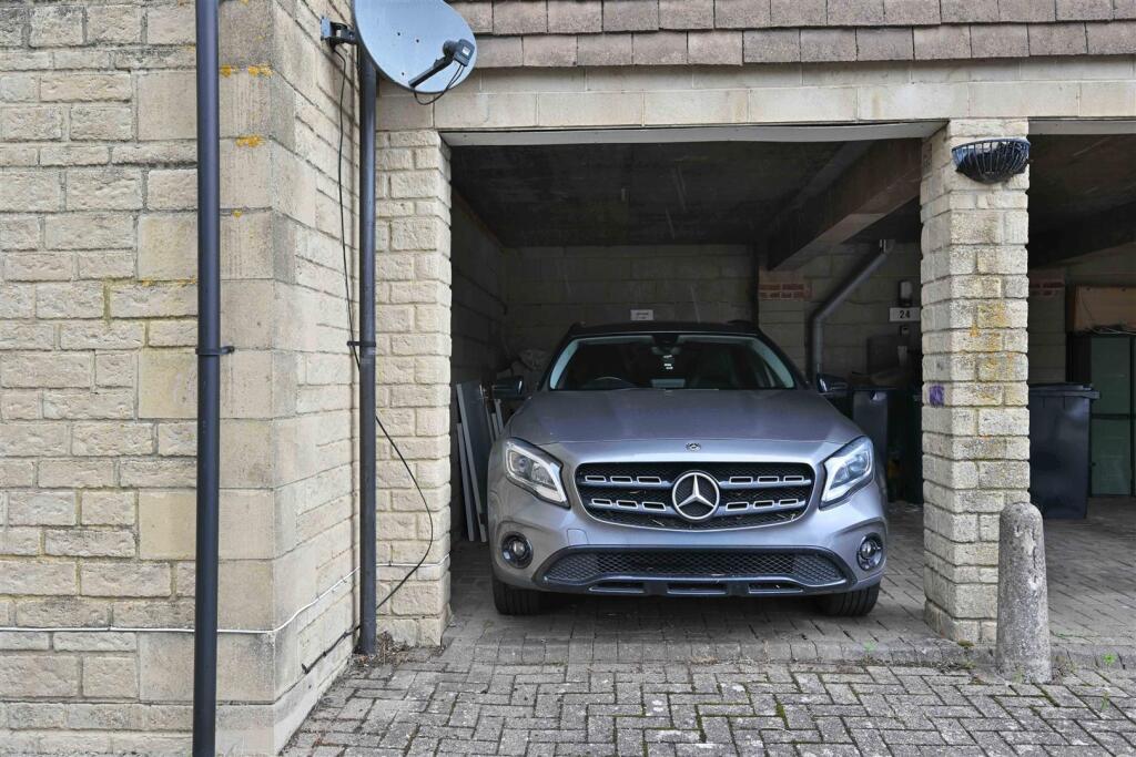 100925   21 Old Post Office Lane Corsham    014.jp