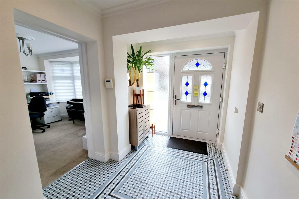 BRIGHT ENTRANCE HALL: PIC.1