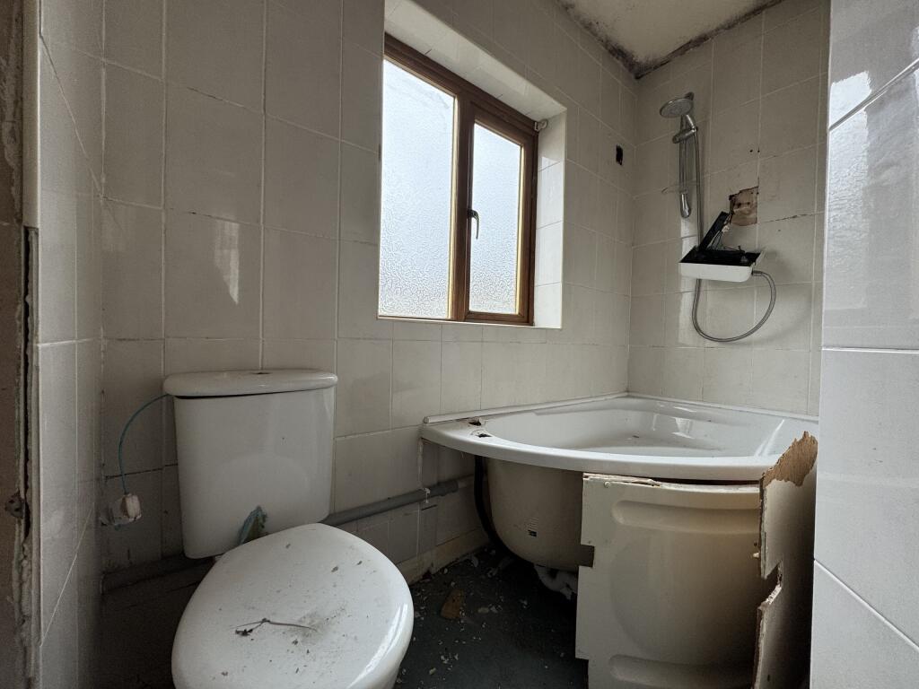Bath/WC (25B)